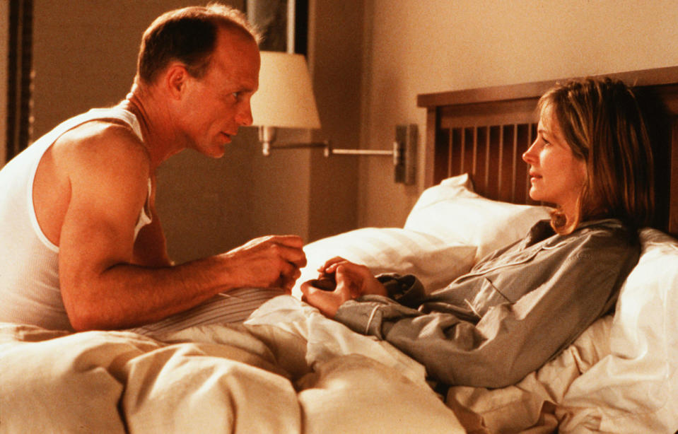 <p>Als Isabel (Julia Roberts) die Ringschatulle öffnet, die ihr ihr Freund Luke (Ed Harris) überreicht, muss sie überraschend feststellen, dass sich darin ein Garnröllchen befindet. Mit diesem möchte er ihr beweisen, dass er immer für sie da sein will, selbst wenn die Beziehung nur noch am seidenen Faden hängen sollte – er wird ihn nicht zerreißen lassen.<br>(Foto: Rex Features) </p>