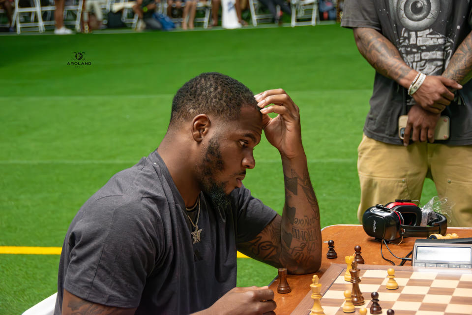 Cowboys pass rusher Micah Parsons is among the NFL stars who play chess. (Photo by Austin Roland, courtesy Universal Chess Tour)