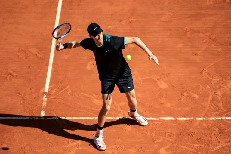 L'Italien Jannik Sinner envoie la balle dans le public après avoir battu le Danois Holger Rune en quarts de finale du Masters 1000 de Monte-Carlo le 12 avril 2014 en Principauté (Valery HACHE)