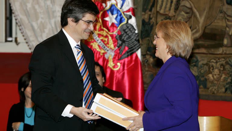 Mario Marcel junto a Michelle Bachelet en 2006