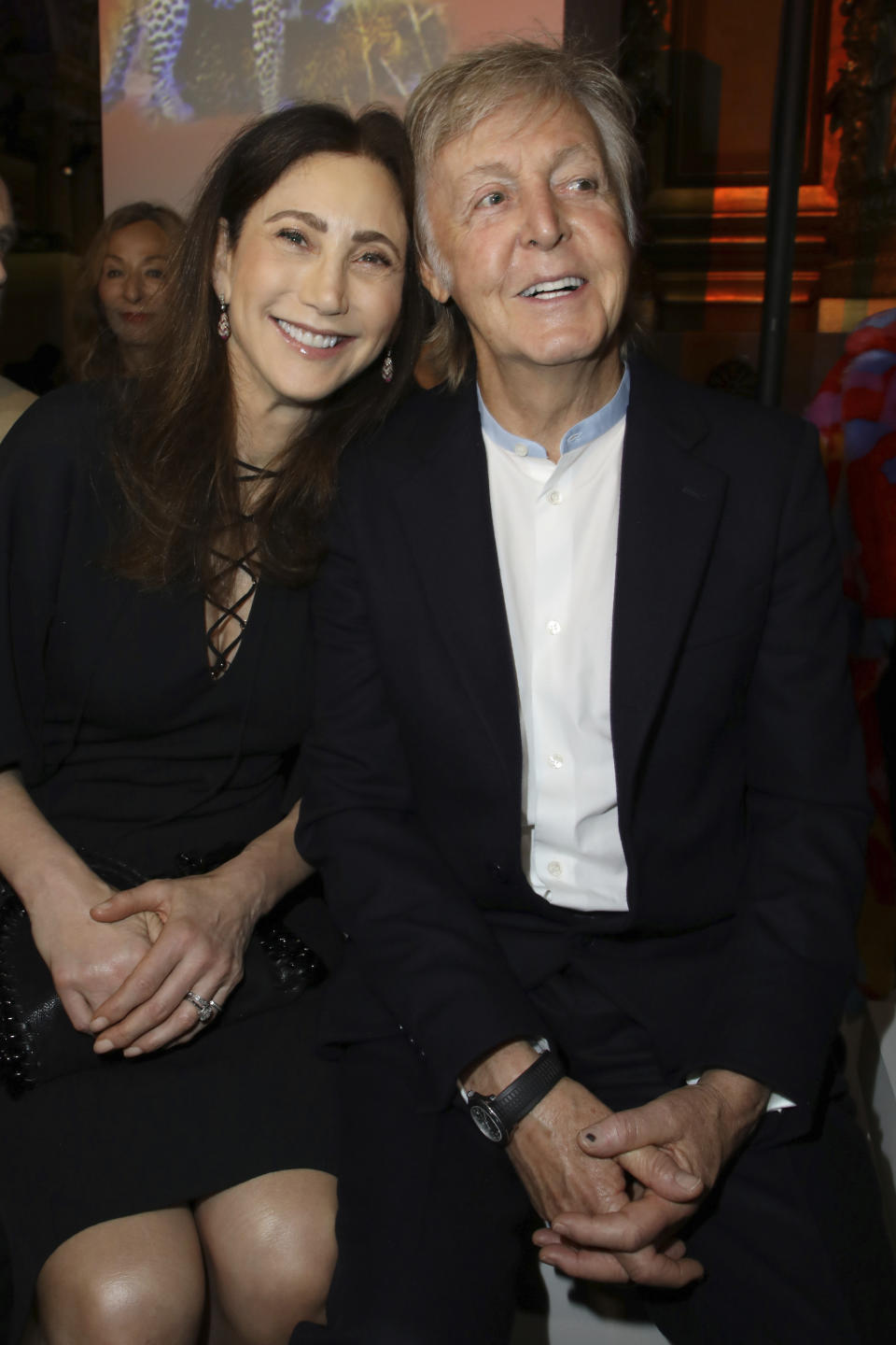 Paul McCartney, derecha, y su esposa Nancy Shevell en el desfile de la colección primavera-verano 2020 de Stella McCartney presentada en la Semana de la Moda de París, el 30 de septiembre de 2019. (Foto Vianney Le Caer/Invision/AP)