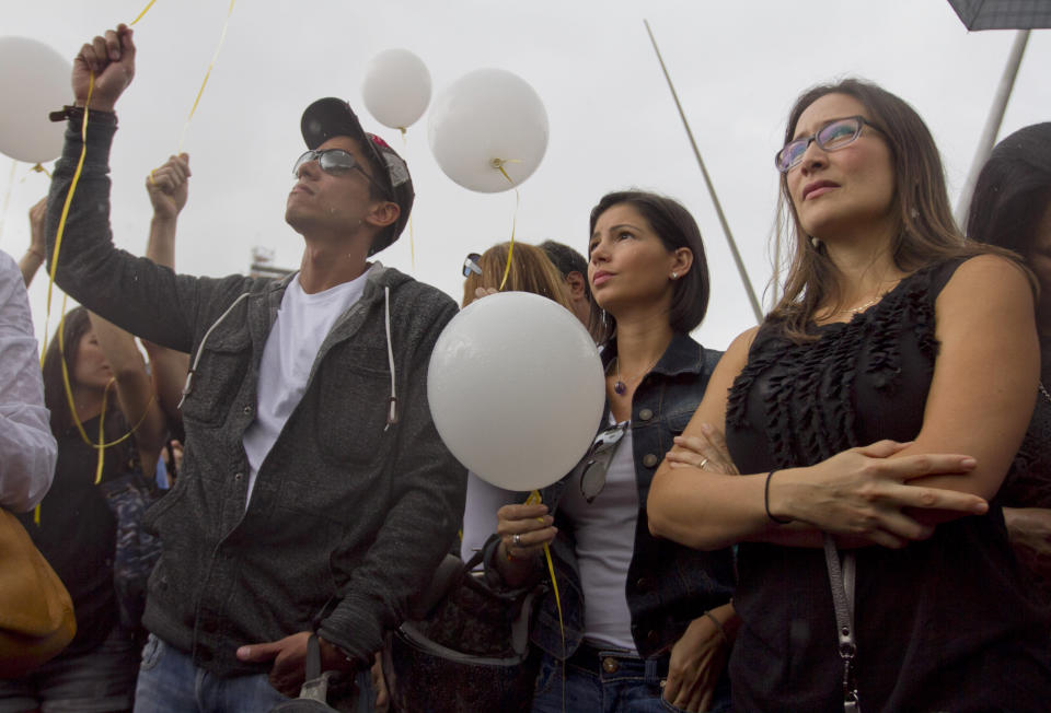 Participantes en una manifestación contra la violencia en Caracas, Venezuela, el miércoles 8 de enero de 2014. La manifestación se realizó después de que la ex Miss Venezuela Mónica Spear y su ex esposo Henry Thomas Berry fueron asesinados en una carretera venezolana y su hija resultó herida en el incidente. (Foto AP/Alejandro Cegarra)