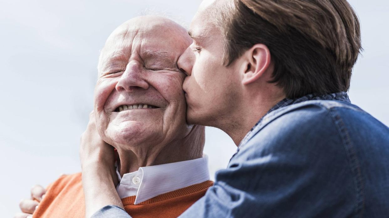 Ist keine Heilung mehr möglich, gibt es viel zu organisieren. Was Familien dabei nicht aber aus den Augen verlieren sollten: So viel Zeit wie möglich miteinander zu verbringen. Foto: Uwe Umstätter/Westend61