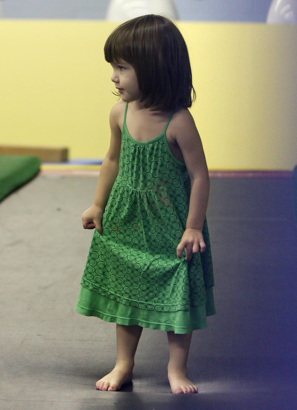 Hier kann sie ja schon laufen! 2008 wurde Suri Cruise in einem Fitnessstudio in Chelsea Piers abgelichtet. Das grüne Kleidchen lässt schon erahnen, dass eine Fashion-Liebhaberin in ihr steckt, oder? (Bild-Copyright: Jackson Lee/TomMeinelt/Splash News)