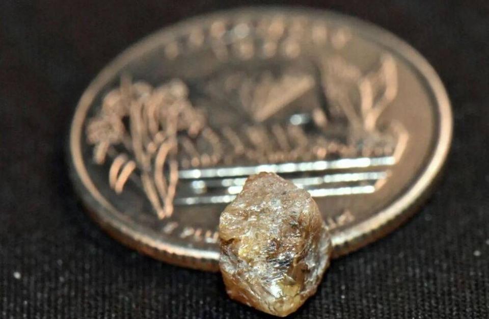 美國男子在鑽石坑州立公園發現一顆3.29克拉的淺褐色鑽石。（翻攝自Crater of Diamonds State Park官網）