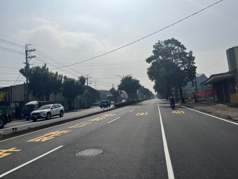 ▲ 高市大寮區光明路、仁武區鳳仁路緊鄰工業區周邊，屬高車流量路段，經重車長期輾壓易使路面損壞老化。（圖／記者郭凱杰翻攝）