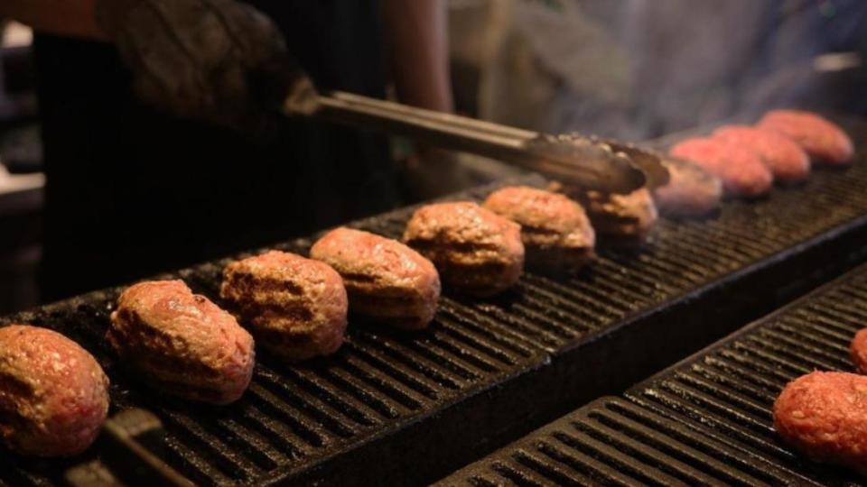 「嘉漢堡排」以直火炭烤去除多餘油脂。（圖／翻攝自Hamburger Yoshi IG）