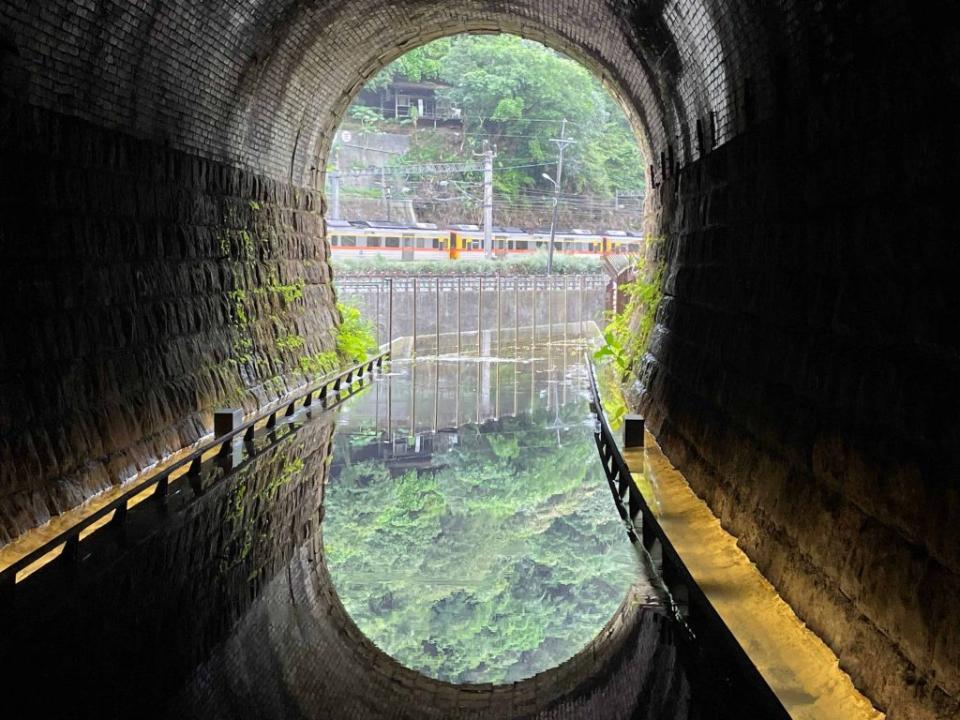 三瓜子隧道出口處的「鏡面水池」為人氣打卡點。（新北市觀旅局提供）