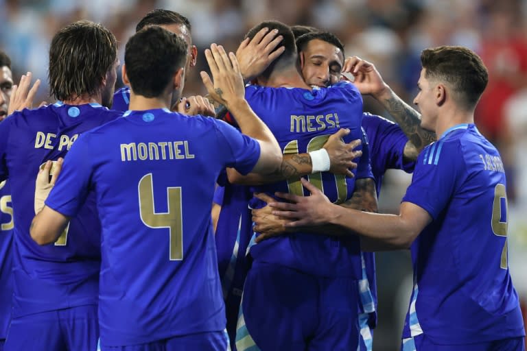 Lionel Messi #10 celebra con sus compañeros de la selección de Argentina tras anotar en duelo amistoso ante Guatemala que terminó con 4-1 a favor del campeón del mundo en Landover, Maryland el 14 de junio de 2024 Patrick Smith/Getty Images/AFP (Patrick Smith)