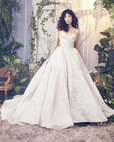 Carrie Bradshaw's Vivienne Westwood Wedding Dress Sells Out In Hours