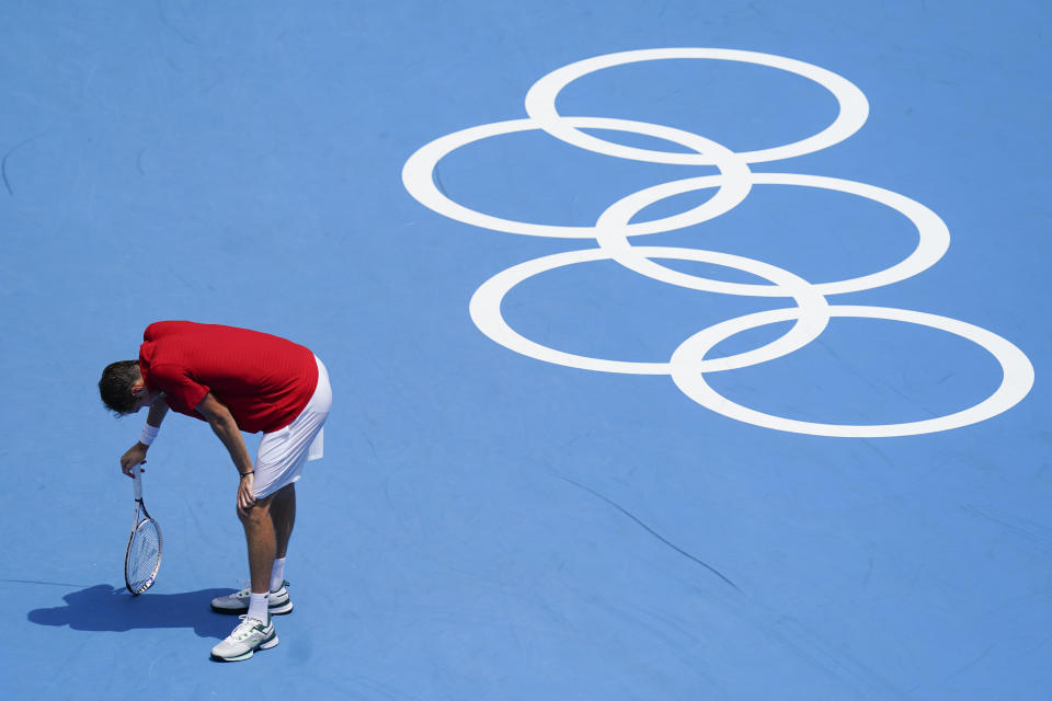 Daniil Medvedev, del Comité Olímpico de Rusia, hace una pausa durante el partido de tercera ronda del torneo olímpico de tenis ante el italiano Fabio Fognini, el miércoles 28 de julio de 2021, en Tokio. (AP Foto/Patrick Semansky)