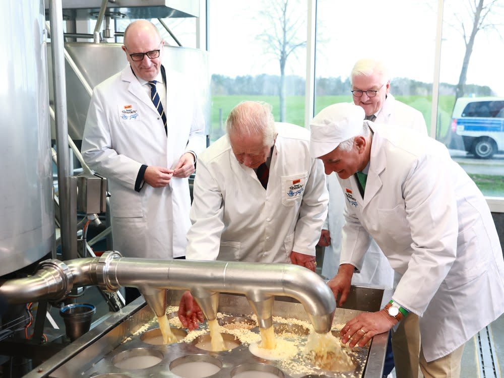 König Charles III. (2.v.l.) und Bundespräsident Frank-Walter Steinmeier (hinten) machen Käse in einem Ökodorf. (Bild: Rainer Keuenhof-Pool/Getty Images)