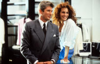 Quand on parle de Richard Gere, parler de <em>Pretty Woman</em> dans la foulée est instinctif. Il s'agit de son rôle le plus connu. Mais saviez-vous qu'il n'a failli jamais jouer dans ce film ? En effet, la production lui préférait Al Pacino et Sylvester Stallone, qui ont refusé. Les noms de Christopher Reeve, Daniel Day-Lewis et Denzel Washington avaient également circulé. Finalement, le producteur a ensuite jeté son dévolu sur la comédien, qui joue le rôle d'Edward Lewis à merveille. Julia Roberts n'était, non plus, pas le premier choix de la production pour jouer Viviane. Sandra Bullock, Meg Ryan, Michelle Pfeiffer ou encore Sarah Jessica Parker avaient été contactées, mais elles avaient refusé.