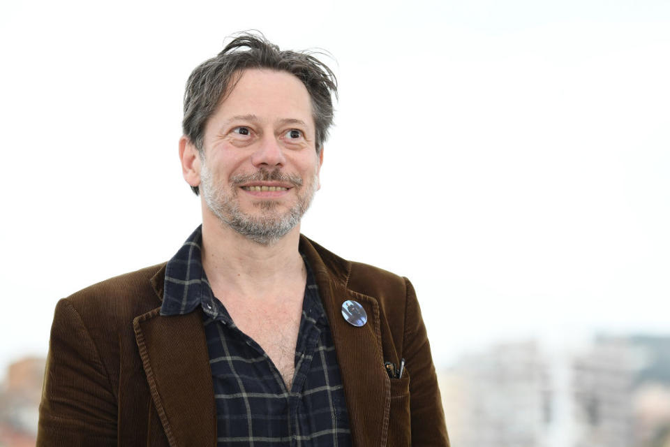 Fils d'un correspondant du <em>Monde </em>et d'une critique littéraire du même journal, Mathieu Amalric a la culture chevillée au corps. C'est sans doute pour cela qu'il la défend tant. En pleine crise du coronavirus, il a cosigné une tribune demandant des mesures concrètes pour la culture. Dans <em>Marianne</em>, il lançait ce cri du cœur : <em>"Nous demandons à l’État un système de sauvetage pour ce secteur qui emploie 1,3 million de personnes en France. Il faut édicter des règles qui ne soient pas absurdes. Sinon, les exploitants de cinéma vont être obligés de ne prendre que des blockbusters"</em>. En 2014, il s'était engagé pour la sécurité routière en réalisant un mini-film contre le téléphone au volant intitulé <em>La magie de Noël</em>.