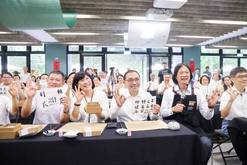 侯友宜出席包種茶頒獎  體驗「封茶」 新北市政府農業局8日在坪林區舉行包種茶頒獎典 禮，新北市長侯友宜（前中）出席，親自體驗「封 茶」。 （新北市政府新聞局提供） 中央社記者楊侃儒傳真  113年6月8日 