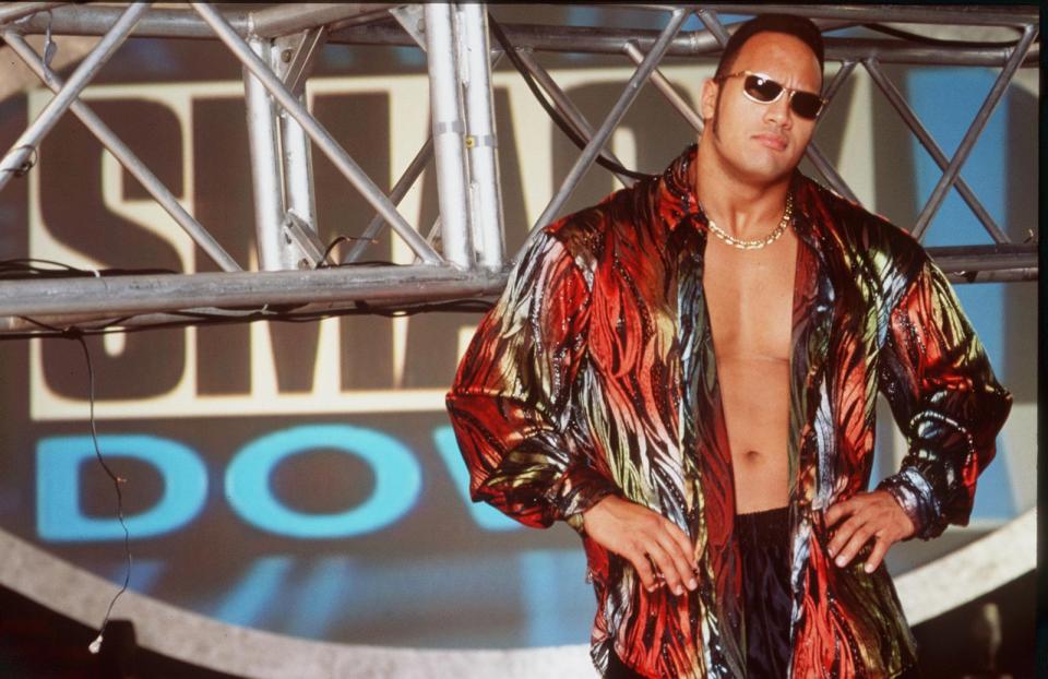<p>Seit 1997 wurde "The Rock" achtmal WWE Champion, sammelte dazwischen diverse andere Titel. Im Bild: ein Auftritt bei der WWE-Show "Smackdown" 1999. Schon damals gehörte er fraglos zu den Coolsten im Wrestling-Geschäft. Lustig allerdings: Sein Erfolg beim Publikum kam erst in Gang, als er regelmäßig die Rolle des Bösen übernahm. (Bild: Getty Images)</p> 