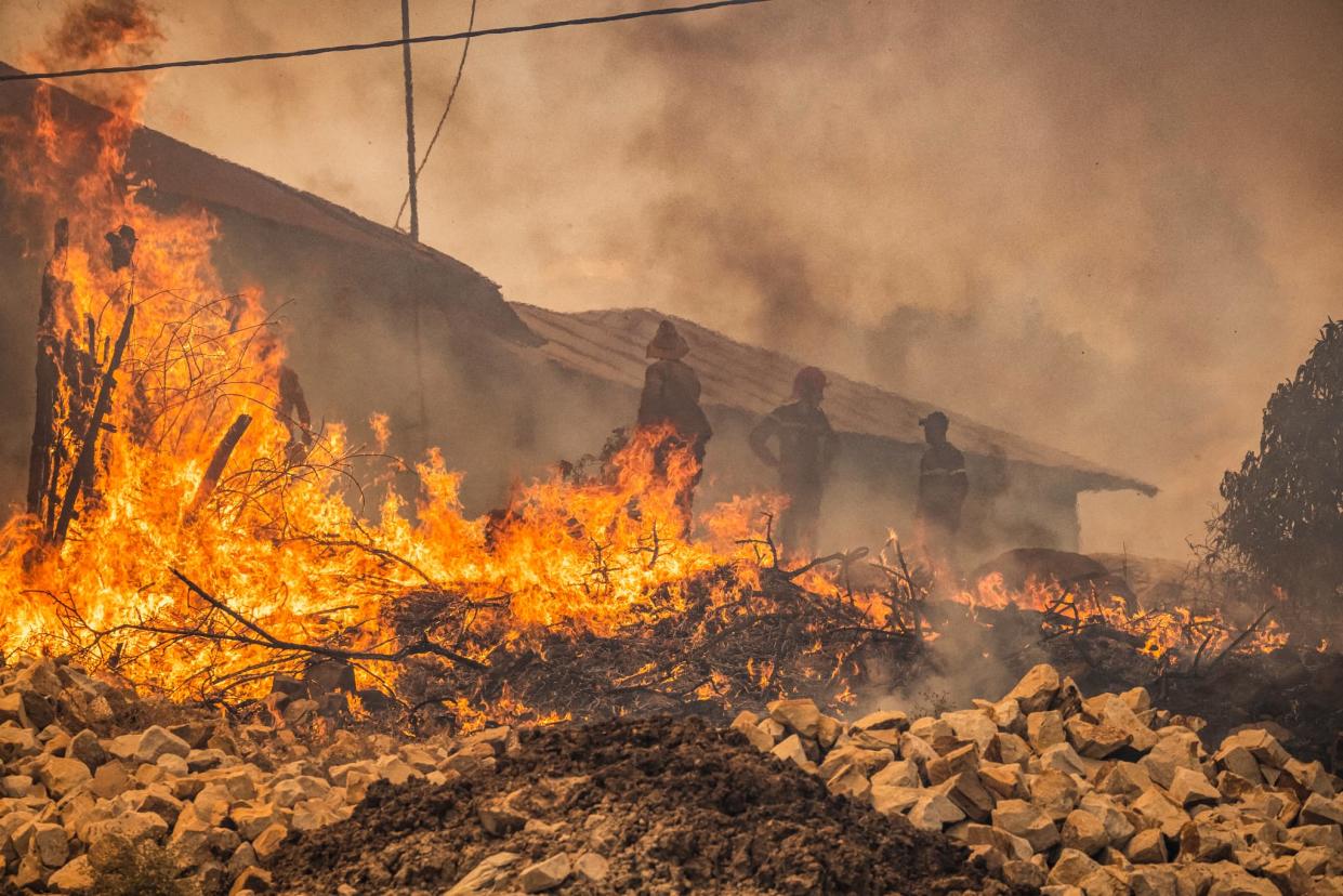 Des pompiers marocains, le 14 juillet 2022, luttant contre un incendie dans le nord du Maroc - FADEL SENNA / AFP
