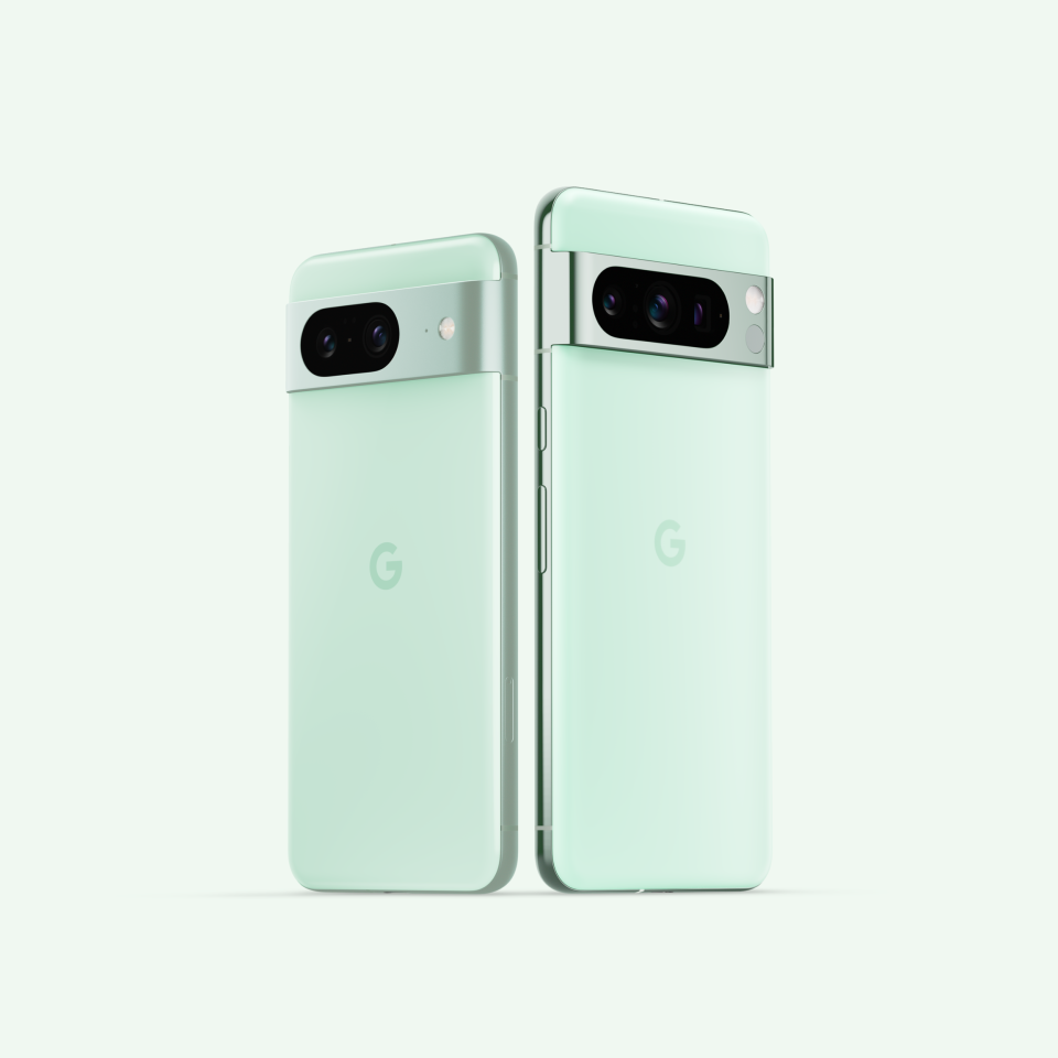 Dwa telefony Pixel 8 w kolorze miętowym.