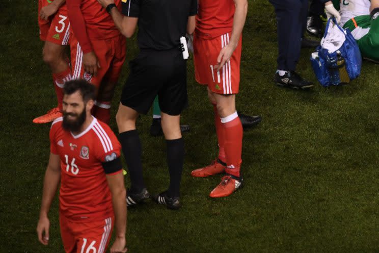 Was gibt es da zu lachen? Das fragten sich bei diesem Anblick vor allem aufgebrachte Irland-Fans. (Bild: Getty Images)