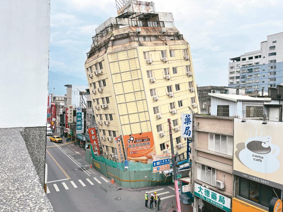 在四○三花蓮地震中未被列為危樓的富凱大樓，昨天凌晨餘震後倒塌，兩周內拆除。記者王思慧／攝影