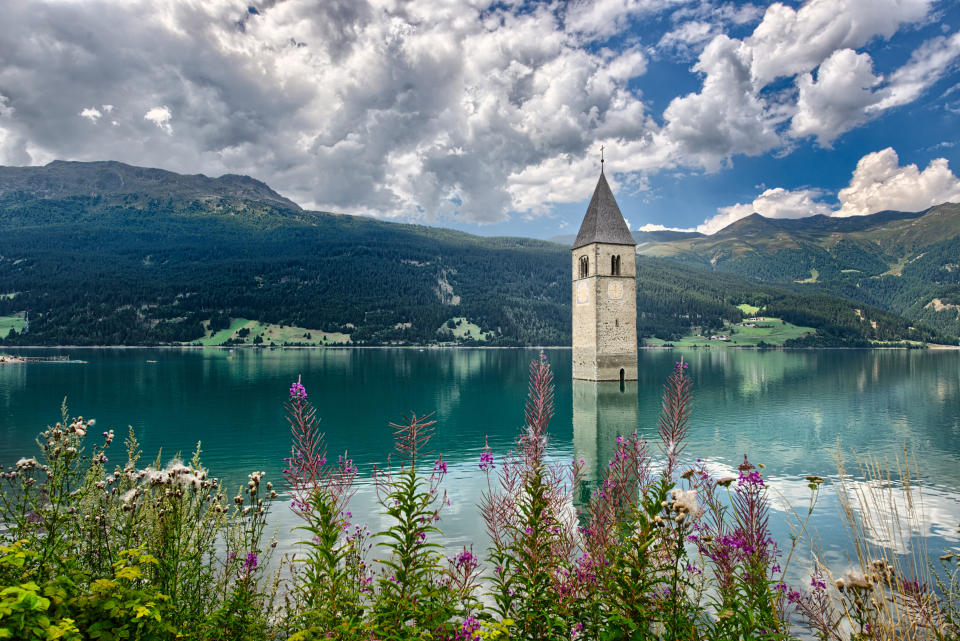 <p>Podría tratarse de un lugar de cuento o de un escenario de ciencia ficción, pero este paraje existe en la realidad. Se trata del pueblo italiano de Curon o, más bien, de lo que queda de él: el campanario de su antigua iglesia. (Foto: Getty Images).</p> 