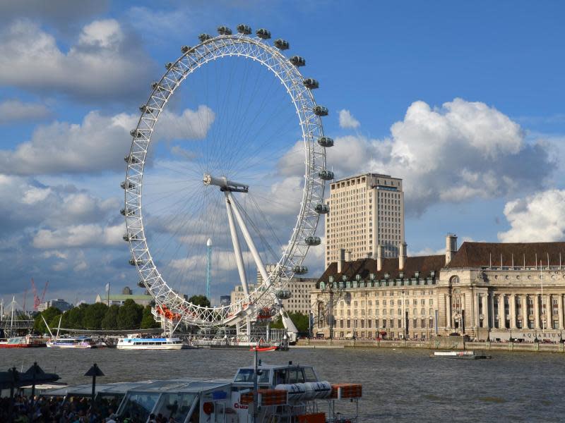 Blick über die Themse auf das London Eye - in den Kabinen des Riesenrads drehen Touristen meditativ langsam eine Runde. Foto: Andreas Heimann