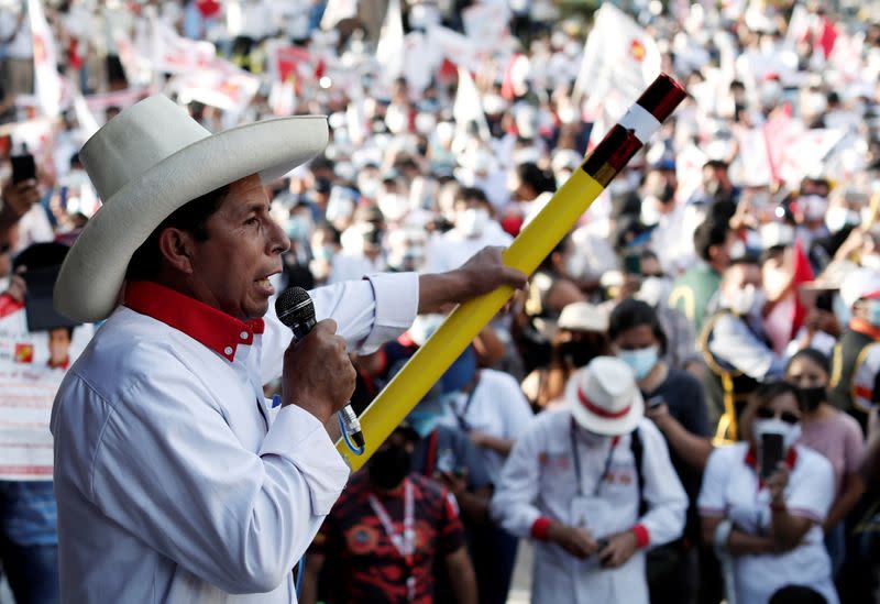 Pedro Castillo, candidato de izquierda a la presidencia de Perú, habla a sus partidarios en un mitin electoral en Lima. Abril 27, 2021. REUTERS/Angela Ponce