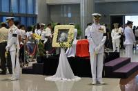 Mourners pay their respects to Singapore's late former prime minister Lee Kuan Yew where he lies in state at Parliament House in Singapore on March 27, 2015