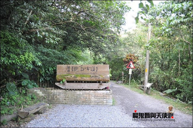 《宜蘭民宿景點美食》礁溪香腸伯~跑馬古道口．包潤餅皮的大腸包小腸