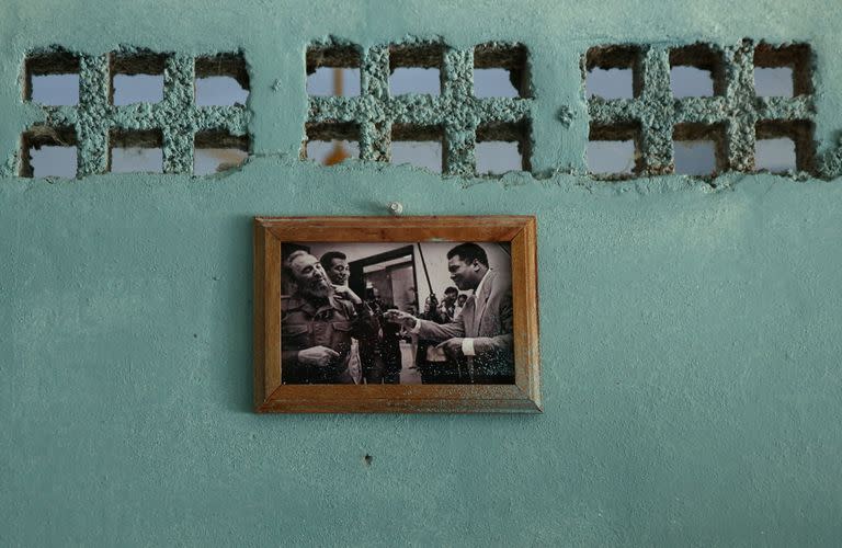 Una imagen de Fidel Castro y Muhammad Alí cuelga en la pared de la Academia de Boxeo de Mayabeque, en Hershey, Cuba