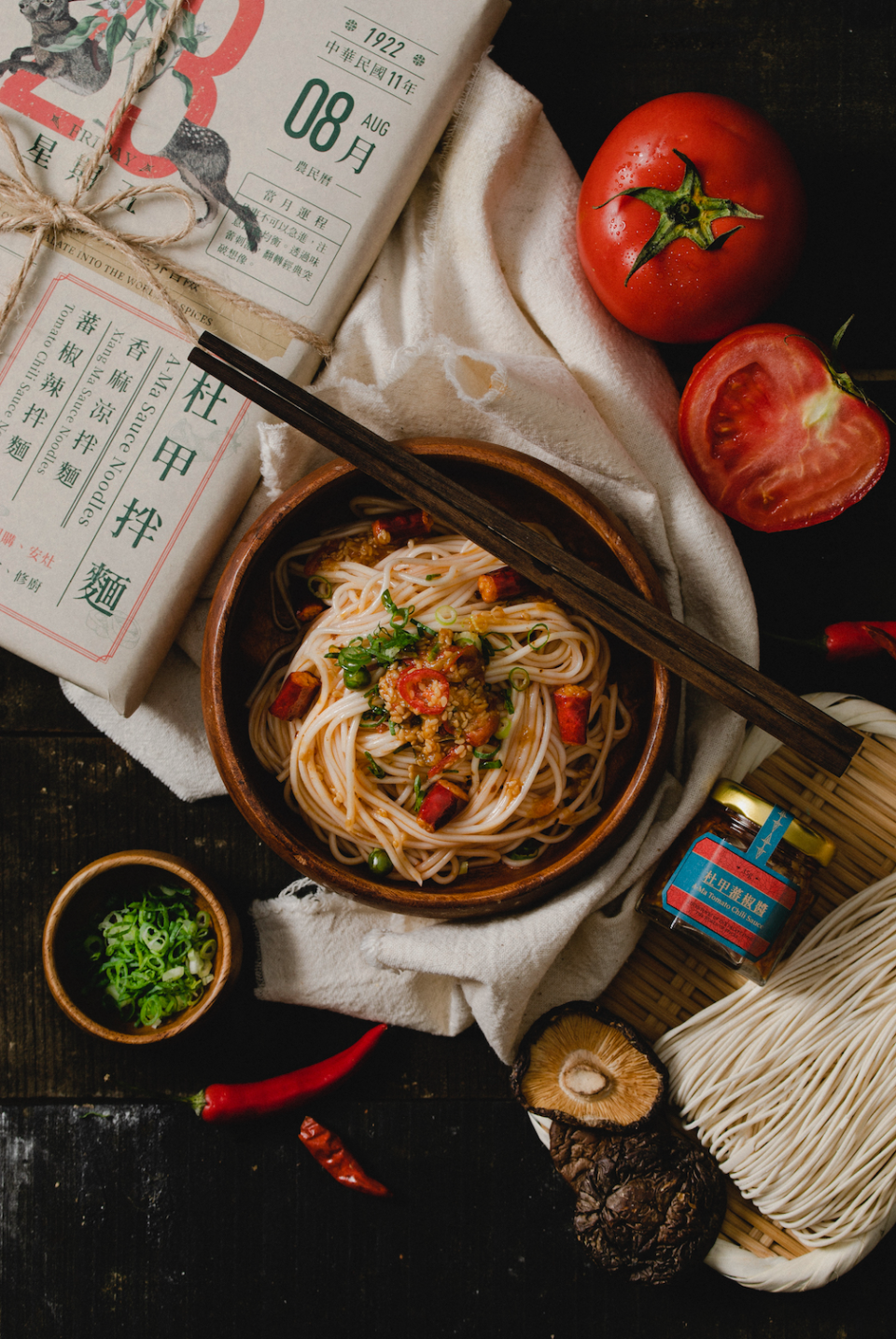 「杜甲拌麵」的香麻醬料加入DoGa香酥脆椒，搭配蕃椒醬特別夠味。（杜甲A-Ma提供）