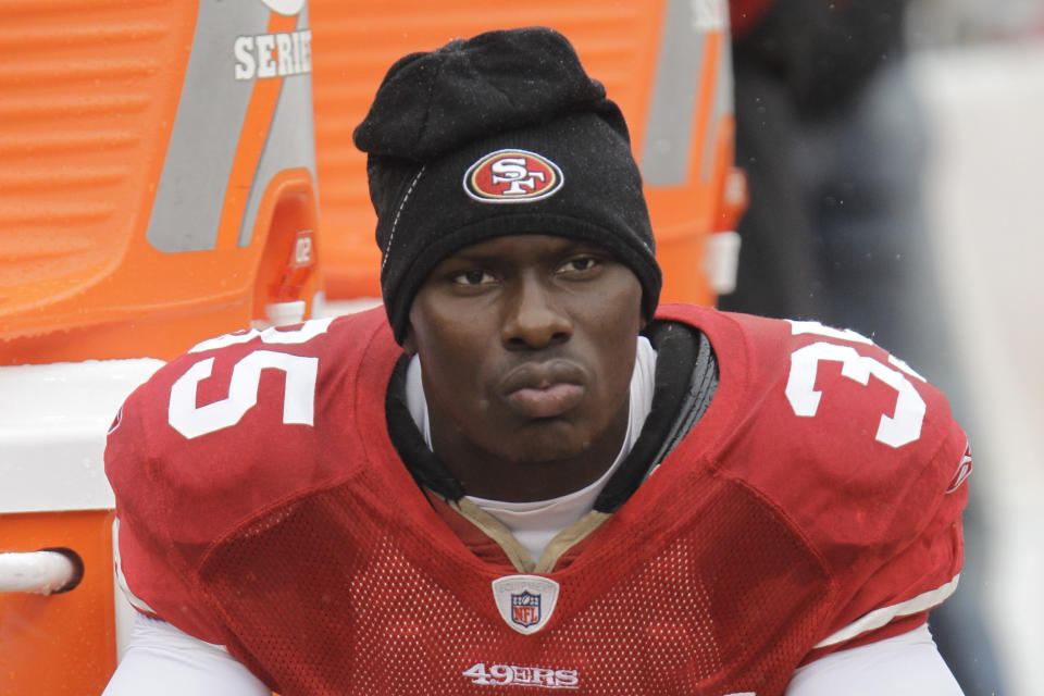 ARCHIVO - En esta foto del 17 de octubre del 2010, el cornerback de los 49ers de San Francisco Phillip Adams está sentado en la banda durante un partido de la NFL . Una fuente familiar con la investigación dice que el hombre que mató a tiros a cinco personas, incluyendo un prominente médico, en Carolina del Sur fue identificado como Adams, quien se suicidó el jueves, 8 de abril del 2021, por la mañana. (AP Foto/Paul Sakuma)