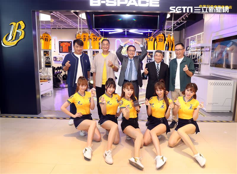 中信兄弟南港旗艦店2.0「B-SPACE」開幕。（記者邱榮吉/攝影）