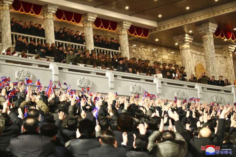北韓1月14號傍晚舉行盛大閱兵，慶祝朝鮮勞動黨第八次全國代表大會閉幕，金正恩開心出席，官員民眾熱情喝采。（AP）