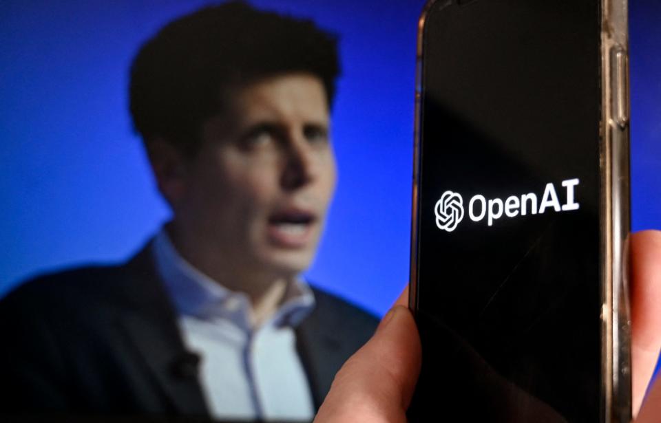 Weg, und dann doch gleich wieder zurück: OpenAI CEO Sam Altman. - Copyright: OLIVIER DOULIERY/Getty Images