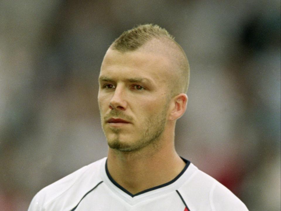 Beckham muestra su corte mohicano en un partido amistoso contra México en 2001 (Getty Images)