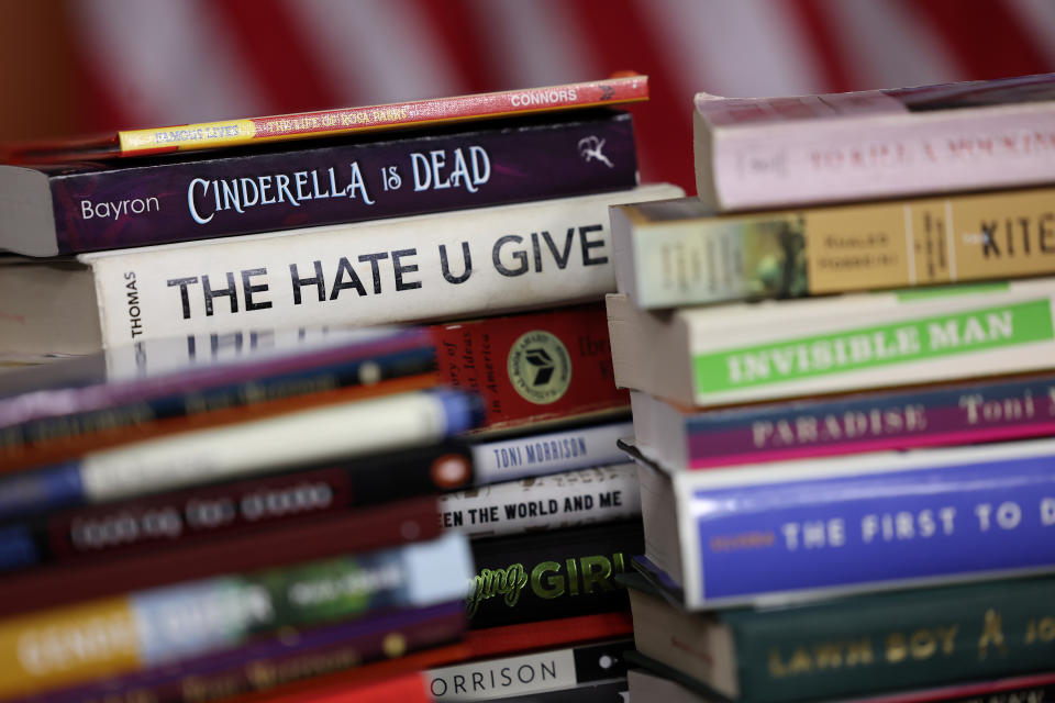 Algunos de los libros prohibidos en las escuelas de Estados Unidos. (Photo by Kevin Dietsch/Getty Images)