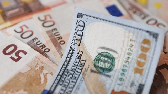 Devises : l'euro à moins d'un dollar, du jamais vu depuis 2002