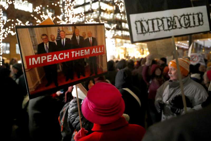 支持彈劾川普的美國民眾在街頭示威。（美聯社）