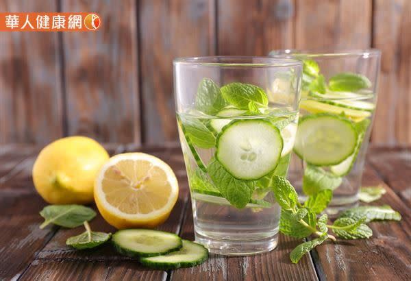 食用黃瓜檸檬水或綠茶檸檬水減重要注意「適量」，有些人為了達到快速減重的目的，三餐都用小黃瓜加檸檬水來替代，卻可能產生以下5大副作用。