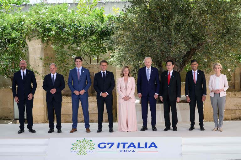 De izquierda a derecha: el presidente del Consejo Europeo, Charles Michel, el canciller alemán, Olaf Scholz, el primer ministro canadiense, Justin Trudeau, el presidente francés, Emmanuel Macron, la primera ministra de Italia, Giorgia Meloni, el presidente estadounidense, Joe Biden, el primer ministro japonés, Fumio Kishida, el primer ministro británico, Rishi Sunak y la presidenta de la Comisión Europea, Ursula von der Leyen, posan para una foto familiar en el complejo Borgo Egnazia durante la Cumbre del G7 organizada por Italia en la región de Apulia