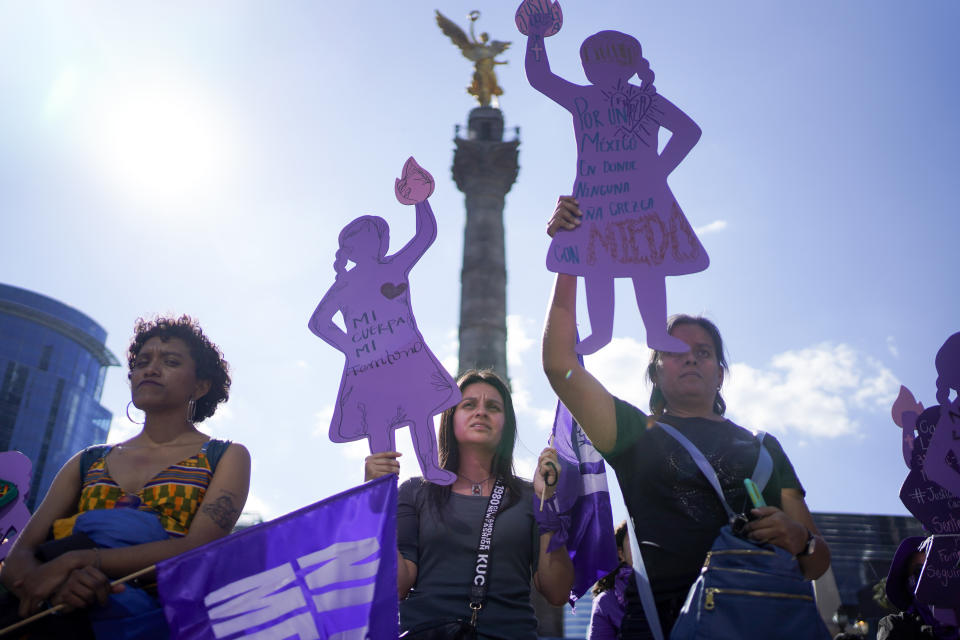 Mujeres se reúnen en el monumento del Ángel de la Independencia antes de marchar hacia el Zócalo para conmemorar el Día Internacional de la Eliminación de la Violencia contra la Mujer, en la Ciudad de México, el sábado 25 de noviembre de 2023. (Foto AP/Aurea Del Rosario)