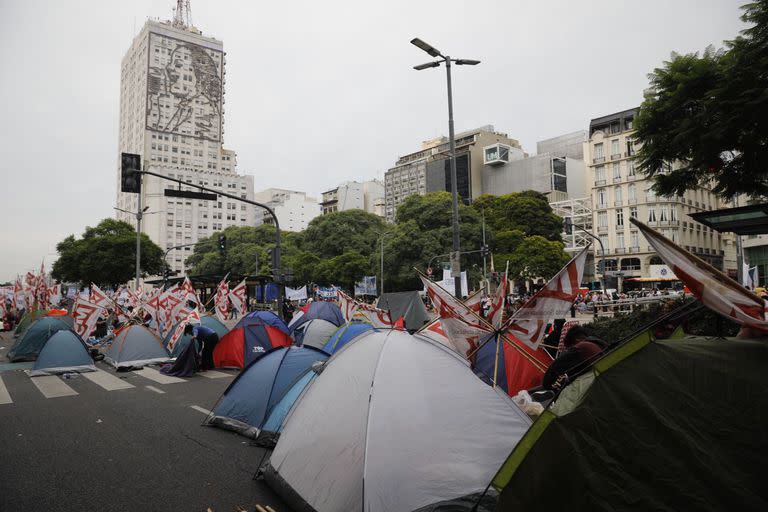 Integrantes de Unidad Piquetera  continúan con el acampe frente al Ministerio de Desarrollo Social
sobre la avenida 9 de Julio, en el centro porteño