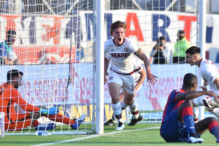 Pepo de la Vega grita su gol, el 2-1 de Lanús ante San Lorenzo; fue el último partido de Montero como DT del Ciclón