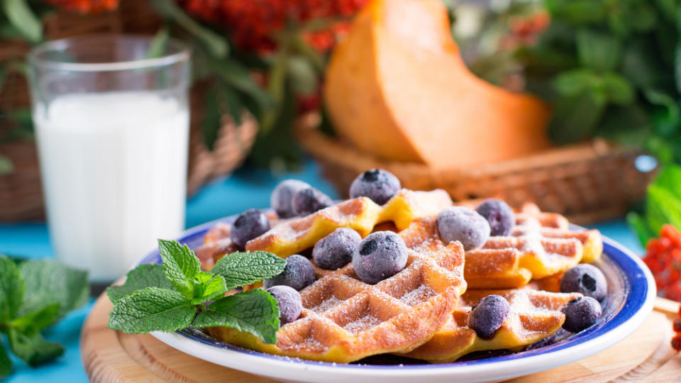 Kürbis gehört zum Herbst wie Glühwein zum Winter. Doch wem die immer gleiche Kürbissuppe zu langweilig geworden ist, der kann sich von diesen herbstlichen Kreationen rund um die orange Kugel inspirieren lassen.