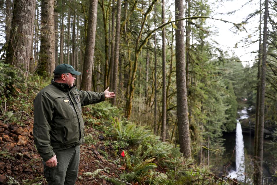 Chris Gilliand, gerente de Silver Falls State Park, señala North Falls desde un nuevo mirador el viernes 6 de enero de 2023.