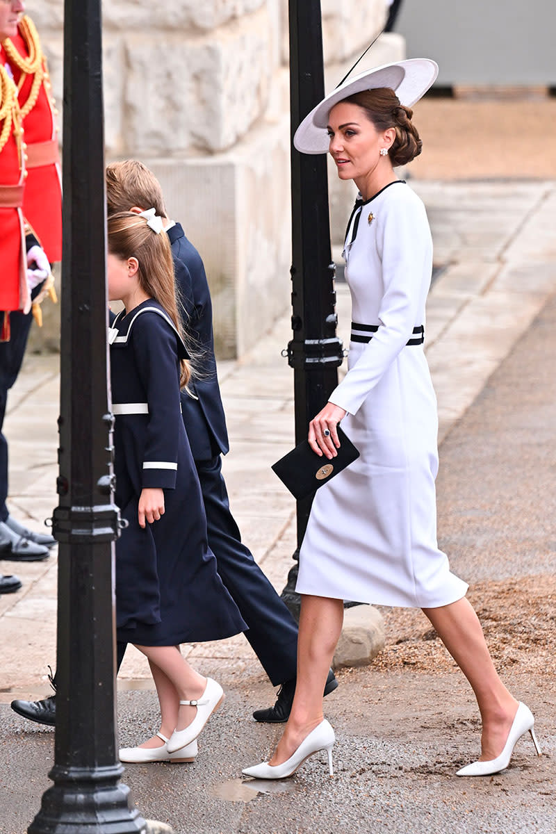 kate-stilettos-blancos-vestido