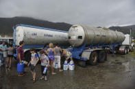 <p>Los residentes recogen agua potable en camiones cisternas en Yabucoa. (AP Photo/Carlos Giusti) </p>