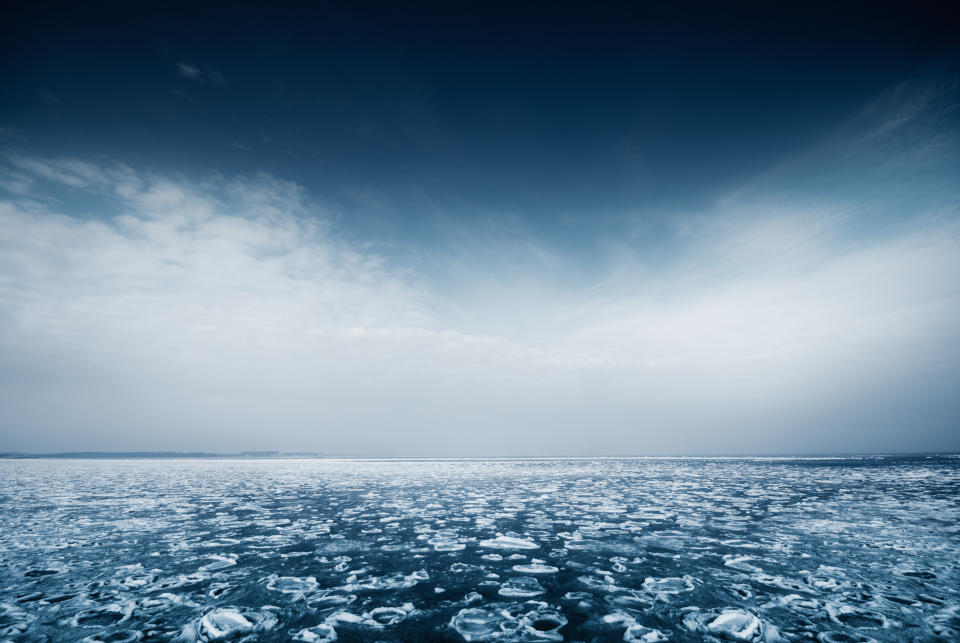 Un paisaje invernal con hielo en el mar.