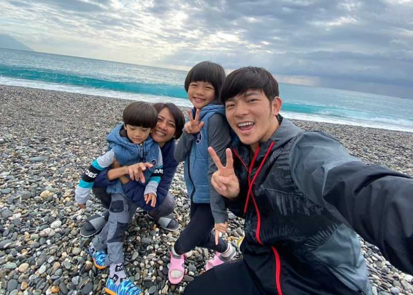 宥勝帶著最愛的家人一同旅行。（圖／宥勝之旅臉書）